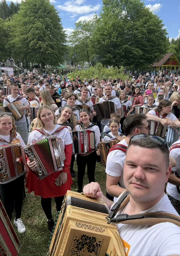 Svetovni rekorder Nejc Pačnik je bil član komisije Goterjevega podiranja rekorda, na Visti pa je zaigral s svojimi učenci. / Foto: Mojca Marot