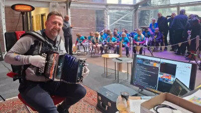 Robert Goter je igral harmoniko dobrih 83 ur, ves čas je imel podporo &scaron;tevilnih obiskovalcev, tudi najmlaj&scaron;ih. / Foto: Mojca Marot