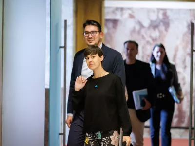 Ljubljana, DZ.Izredna seja DZ, na kateri so obravnavali predlog zakona o interventnih ukrepih za razvoj Slovenije, predlog odloka o ustanovitvi in nalogah delovnih teles DZ ter mandatno-volilne zadeve.Poslanca Svobode Matej Grah in Sara Zibrat.