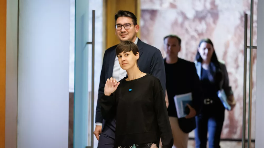 Ljubljana, DZ.Izredna seja DZ, na kateri so obravnavali predlog zakona o interventnih ukrepih za razvoj Slovenije, predlog odloka o ustanovitvi in nalogah delovnih teles DZ ter mandatno-volilne zadeve.Poslanca Svobode Matej Grah in Sara Zibrat.