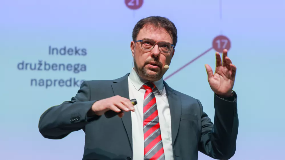 Ljubljana, Ljubljanski grad.Predstavitev publikacije Kakovost zivljenja v Sloveniji - Porocilo o razvoju 2026, ki jo je pripravil Urad RS za makroekonomske analize in razvoj.Ekonomist Peter Wostner z Urada za makroekonomske analize in razvoj.