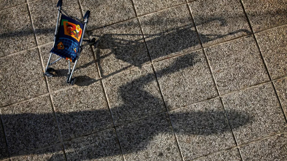 simbolična fotografija - nasilje nad otroci - pedofilija - Hi&scaron;a zavetja Palčica - prehodni dom za zlorabljene otroke v pred&scaron;olskem obdobju stare od 0 do 6 let, Brvace 41 - Grosuplje//FOTO: Luka Cjuha