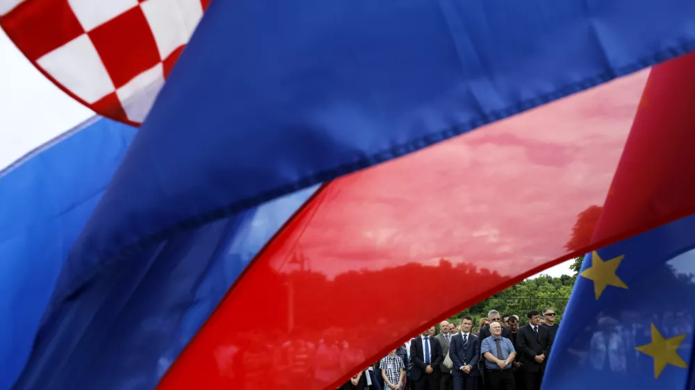 - Ilustrativna fotografija - Zagorska sela, prijateljska občina z slovensko občino Podčetrtek, evropska - hrva&scaron;ka zastava, ljudje- 1.7.2013 - Vstop Hrva&scaron;ke v Evropsko unijo (EU) - Hrva&scaron;ka je postala 28. članica Evropske unije - na evropski cilj je prispela devet let za Slovenijo, s katero sta se osamosvojili hkrati.  //FOTO: Jaka Gasar