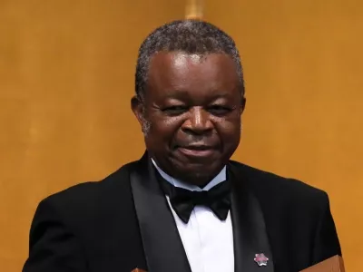 Afri&scaron;ko nagrado Hideyo Noguchi (Hideyo Noguchi Africa Prize).Podelitev je potekala avgusta 2019 v Jokohami na Japonskem, v okviru 7. tiskovne konference TICAD (Mednarodna konferenca o razvoju Afrike). Dr. Muyembe je nagrado prejel v kategoriji za medicinske raziskave, Shinzō Abe pa mu je takrat izročil medaljo, priznanje in denarno nagrado v vrednosti 100 milijonov jenov (približno 800.000 evrov), ki jo financira japonska vlada. / Foto: Prime Minister's Official Residence