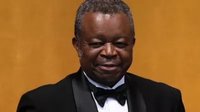 Afri&scaron;ko nagrado Hideyo Noguchi (Hideyo Noguchi Africa Prize).Podelitev je potekala avgusta 2019 v Jokohami na Japonskem, v okviru 7. tiskovne konference TICAD (Mednarodna konferenca o razvoju Afrike). Dr. Muyembe je nagrado prejel v kategoriji za medicinske raziskave, Shinzō Abe pa mu je takrat izročil medaljo, priznanje in denarno nagrado v vrednosti 100 milijonov jenov (približno 800.000 evrov), ki jo financira japonska vlada. / Foto: Prime Minister's Official Residence