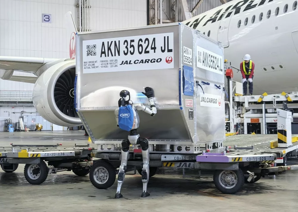 A humanoid robot pushes a cargo container during a media demonstration at Haneda airport in Tokyo on April 27, 2026. Japan Airlines will test the use of such robots at the airport from May, as the airline aims for their practical use in ground handling tasks, such as cargo loading and unloading, in 2028 amid a chronic manpower shortage.,Image: 1094715965, License: Rights-managed, Restrictions:, Model Release: no / Foto: Profimedia