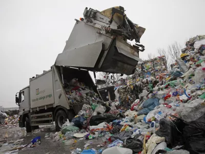 - Papir servis d.o.o. družba za ravnanje z odpadki, Pod ježami 3, reciklaža - plastika - plastenke ///FOTO: Luka Cjuha