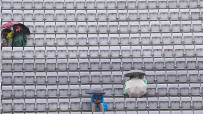 Spectators shelter with umbrellas as the quarter-final match between Karen Khachanov, of Russia, and Casper Ruud, of Norway, is suspended due to rain at the Italian Open tennis tournament in Rome, Wednesday, May 13, 2026. (AP Photo/Gregorio Borgia) / Foto: Gregorio Borgia