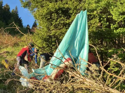 Gorski re&scaron;evalci GRS Kranj so s posu&scaron;ene smreke re&scaron;evali sicer nepo&scaron;kodovanega jadralnega padalca. 