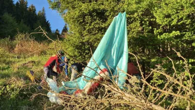 Gorski reševalci GRS Kranj so s posušene smreke reševali sicer nepoškodovanega jadralnega padalca. 