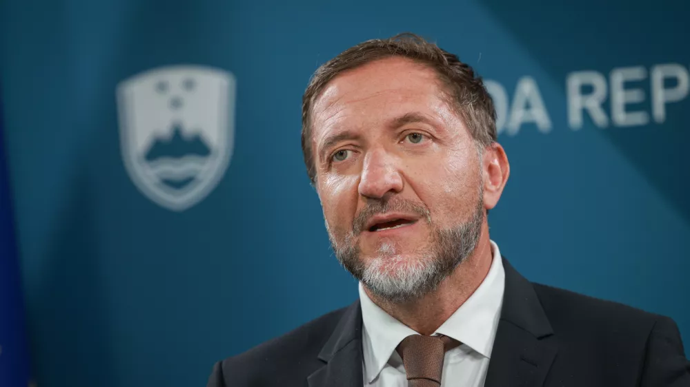 Ljubljana, vlada.Novinarska konferenca po redni tedenski seji vlade.Minister za finance Klemen Bostjancic.