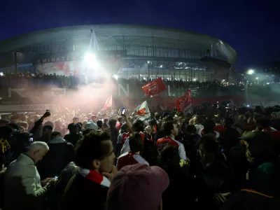 Soccer Football - Premier League - Arsenal fan celebrations - London, Britain - May 19, 2026 Arsenal fans celebrate outside the Emirates stadium as Arsenal win the Premier League Action Images via Reuters/Andrew Boyers   TPX IMAGES OF THE DAY