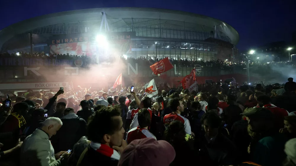 Soccer Football - Premier League - Arsenal fan celebrations - London, Britain - May 19, 2026 Arsenal fans celebrate outside the Emirates stadium as Arsenal win the Premier League Action Images via Reuters/Andrew Boyers   TPX IMAGES OF THE DAY