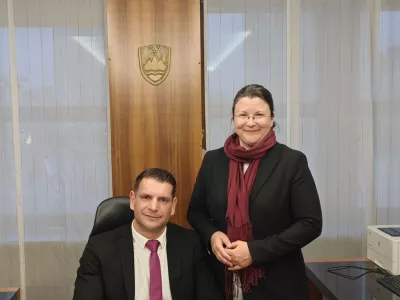 Katja Kokot poslanka Resni.ce in Zoran Stevanović, novi predsednik Državnega zbora. Poznavalci mode trdijo, da je Stevanovič tudi s torbico za okoli pasu (na sliki desno), dokazal, da se ru&scaron;ijo tabuji in prihajajo novi časi. 