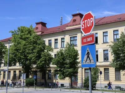 - 04.05.2026 - prometni znak stop v vse smeri na Medvedovi ulici//FOTO: Jaka Gasar