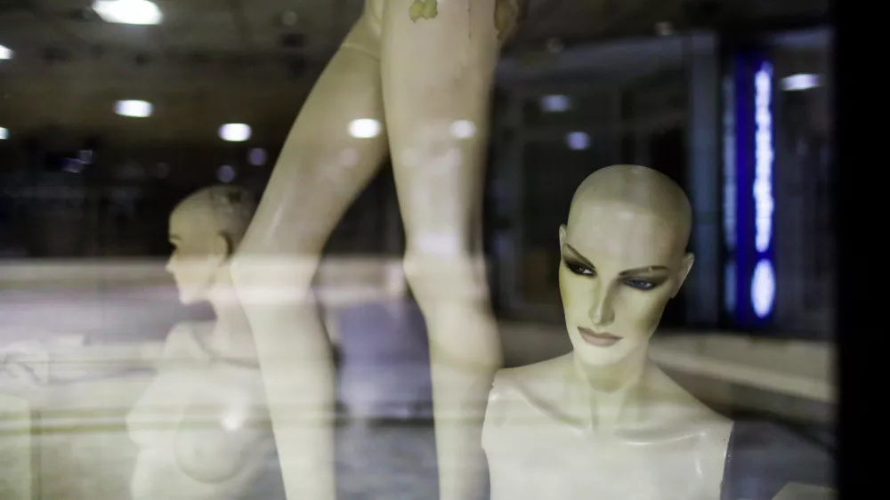 Ma&scaron;čevanje: Seksualne posnetke partnerke poslal tudi hčeri, nazadnje bil opro&scaron;čen