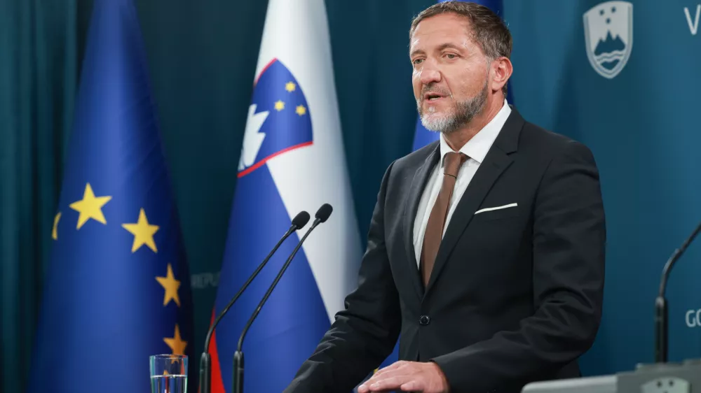 Ljubljana, vlada.Novinarska konferenca po redni tedenski seji vlade.Minister za finance Klemen Bostjancic.