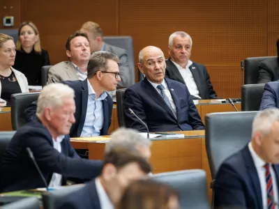 Ljubljana, DZ.Izredna seja DZ, na kateri so obravnavali predlog zakona o interventnih ukrepih za razvoj Slovenije, predlog odloka o ustanovitvi in nalogah delovnih teles DZ ter mandatno-volilne zadeve.Poslanec SDS Zvonko Cernac in predsednik SDS Janez Jansa.