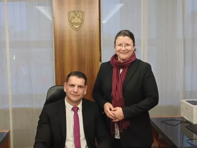Katja Kokot poslanka Resni.ce in Zoran Stevanović, novi predsednik Državnega zbora. Poznavalci mode trdijo, da je Stevanovič tudi s torbico za okoli pasu (na sliki desno), dokazal, da se ru&scaron;ijo tabuji in prihajajo novi časi. 