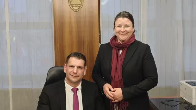 Katja Kokot poslanka Resni.ce in Zoran Stevanović, novi predsednik Državnega zbora. Poznavalci mode trdijo, da je Stevanovič tudi s torbico za okoli pasu (na sliki desno), dokazal, da se rušijo tabuji in prihajajo novi časi. 