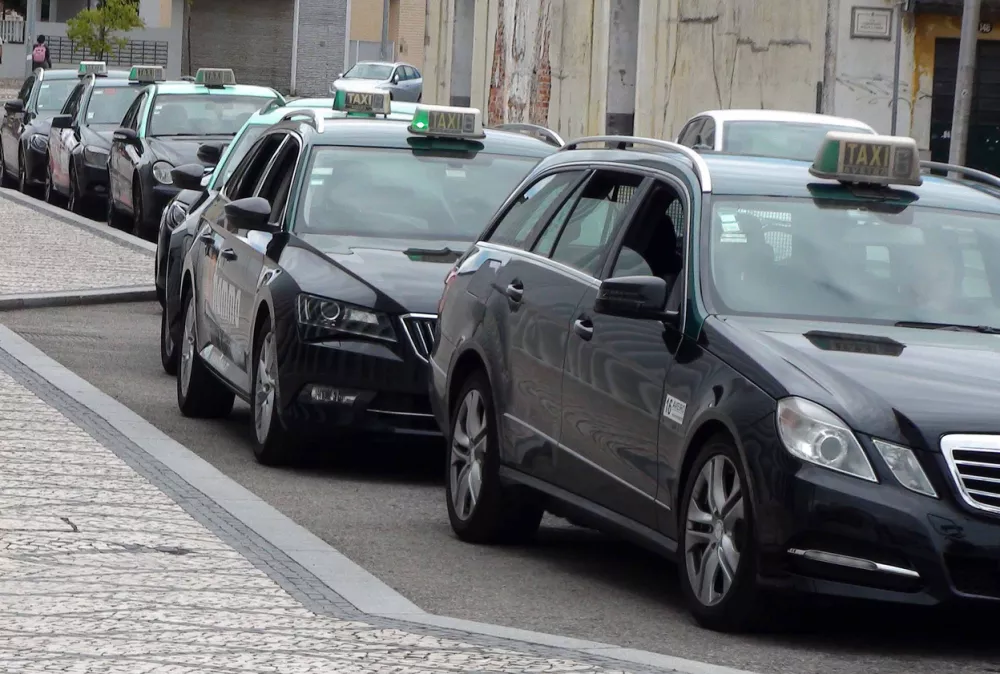 People, Building Exterior, Taxi Drivers Waiting For Customer At Aveiro Train Station Taxi Stand In Central Portugal Europe / Foto: Livinus Getty Images