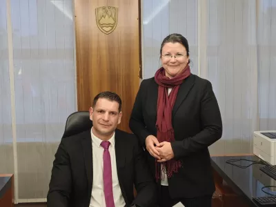 Katja Kokot poslanka Resni.ce in Zoran Stevanović, novi predsednik Državnega zbora. Poznavalci mode trdijo, da je Stevanovič tudi s torbico za okoli pasu (na sliki desno), dokazal, da se ru&scaron;ijo tabuji in prihajajo novi časi. 