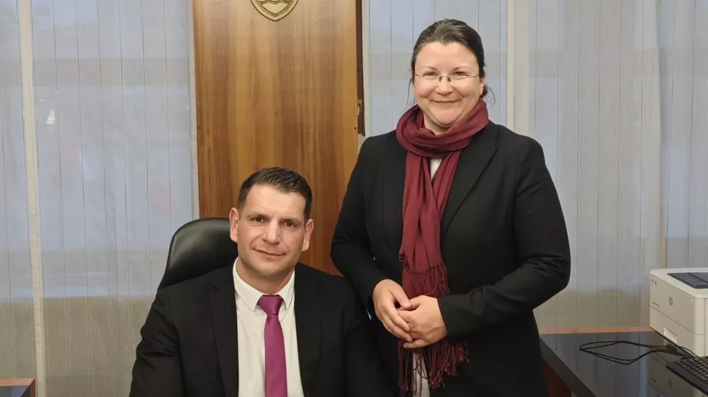 Katja Kokot poslanka Resni.ce in Zoran Stevanović, novi predsednik Državnega zbora. Poznavalci mode trdijo, da je Stevanovič tudi s torbico za okoli pasu (na sliki desno), dokazal, da se ru&scaron;ijo tabuji in prihajajo novi časi. 