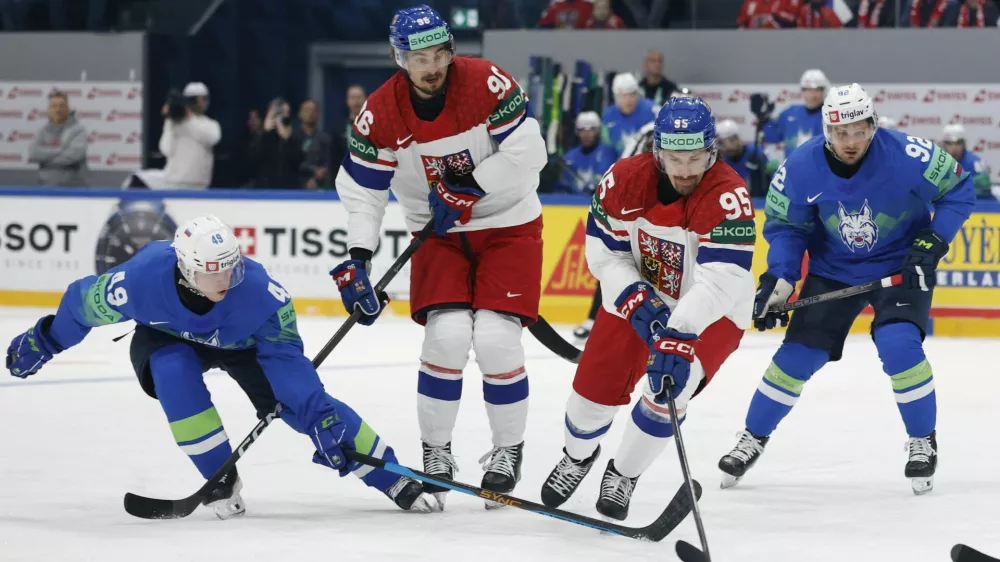 Ice Hockey - IIHF World Championships - Group B - Slovenia v Czech Republic - BCF Arena, Fribourg, Switzerland - May 16, 2026 Czech Republic's Daniel Vozenilek and David Tomasek in action with Slovenia's Filip Sitar REUTERS/David W Cerny