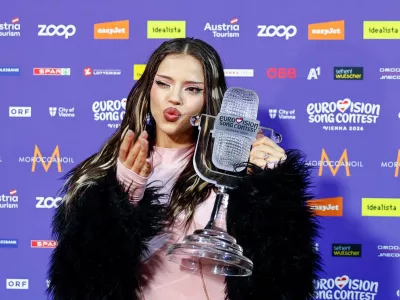 The winner of the 2026 Eurovision Song Contest, DARA, representing Bulgaria, holds the trophy at a press conference after the Grand Final, in Vienna, Austria, May 17, 2026. REUTERS/Lisa Leutner / Foto: Lisa Leutner
