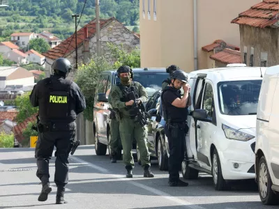 50-letnik je v hrva&scaron;kem Drni&scaron;u naročil pico, potem pa pred hi&scaron;o do smrti ustrelil 19-letnika, ki jo je prinesel. 