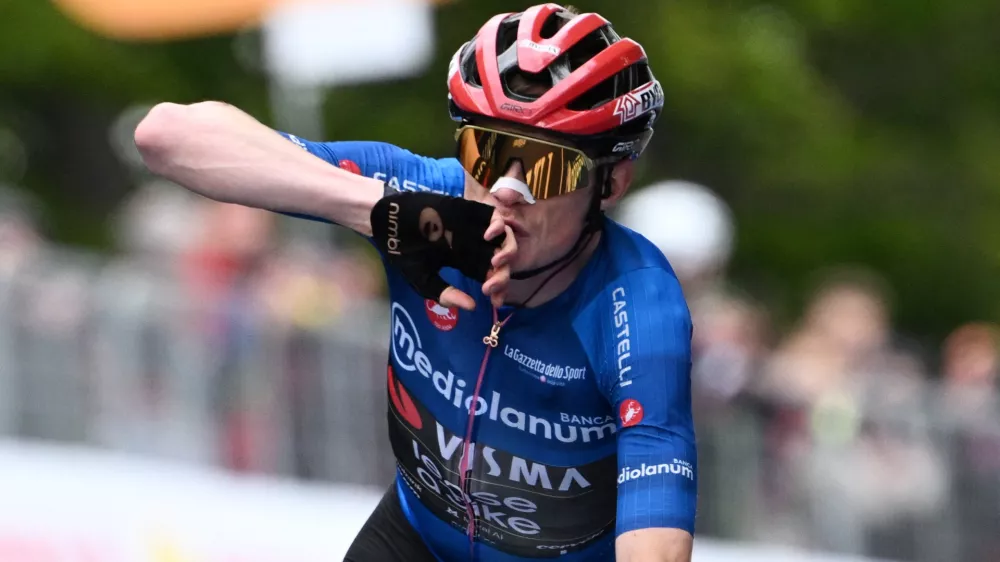 Cycling - Giro d'Italia - Stage 9 - Cervia to Corno alle Scale - Italy - May 17, 2026 Team Visma - Lease a Bike's Jonas Vingegaard celebrates after crossing the finish line to win stage 9 REUTERS/Jennifer Lorenzini