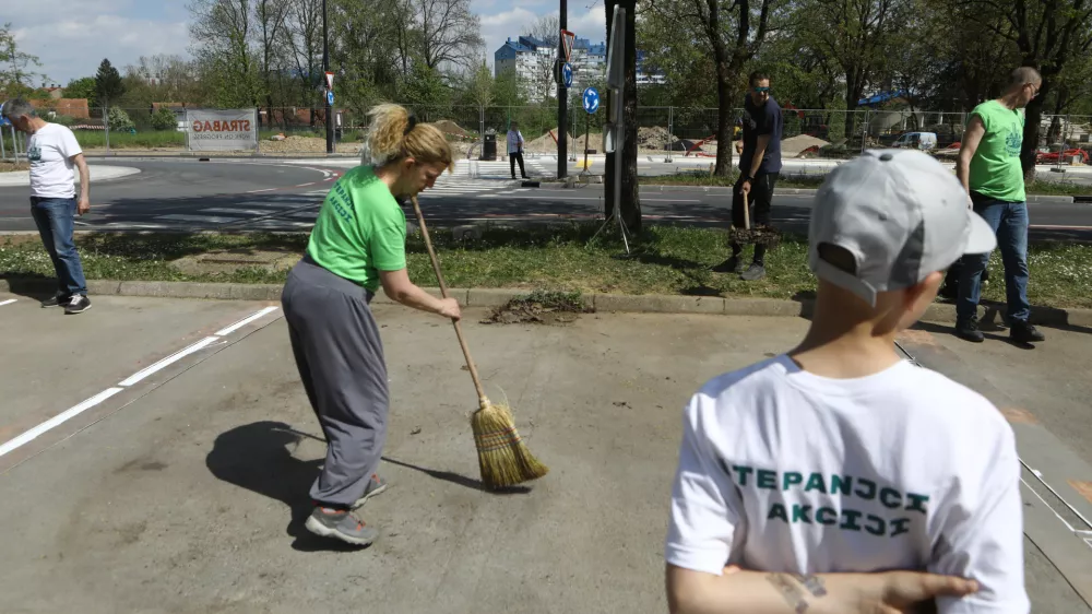 18.4..2026 - akcija v &scaron;tepanjcu - &scaron;tepanjsko naselje - parkirna problematika - parking - parkirna mesta - barvanje parkirnih mest - samoinicijativaFoto: Luka Cjuha