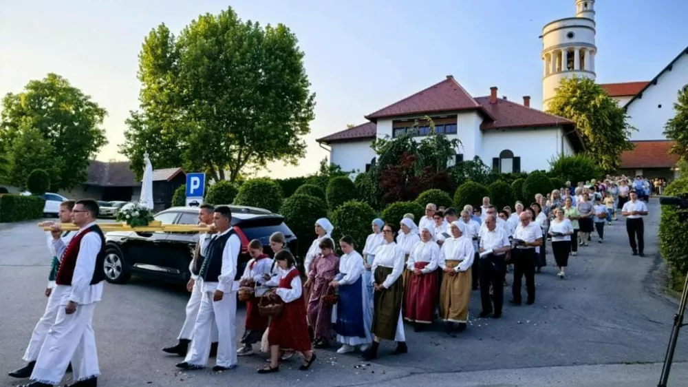 Sakralni pomen telovskih procesij izhajajo iz srednjeve&scaron;kih praks in sodijo med najslovesnej&scaron;e oblike javnega izražanja vere, obenem je opozoril, da se telovske procesije po Sloveniji razlikujejo glede na lokalne posebnosti. F Župnija Bogojina