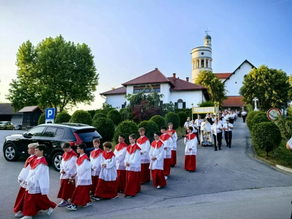 Sakralni pomen telovskih procesij izhajajo iz srednjeve&scaron;kih praks in sodijo med najslovesnej&scaron;e oblike javnega izražanja vere, obenem je opozoril, da se telovske procesije po Sloveniji razlikujejo glede na lokalne posebnosti. F Župnija Bogojina