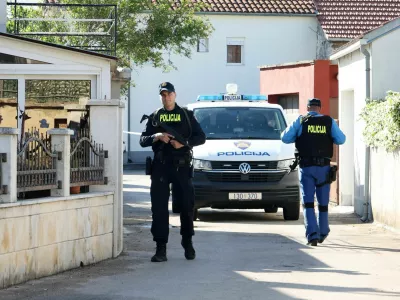 Mo&scaron;ki je v hrva&scaron;kem Drni&scaron;u na terasi svoje hi&scaron;e do smrti ustrelil 19-letnega dostavljavca hrane. 