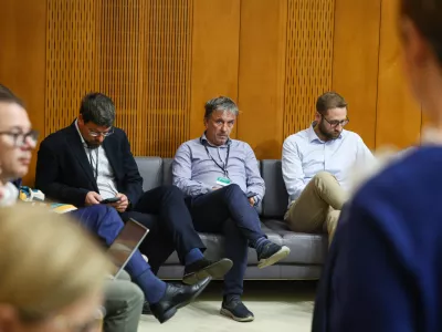Ljubljana, DZ.Seja skupnega odbora DZ, na kateri so obravnavali predlog zakona o interventnih ukrepih za razvoj Slovenije.Predsednik sindikata Pergam Jakob Pocivavsek in predsednik ZSSS Andrej Zorko pred dvorano DZ.