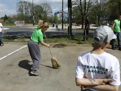 Namesto zarisa črt pokosili travo in pometli parkiri&scaron;ča