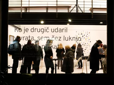 - simbolična fotografija &ndash; nasilje nad ženskami - - 22.11.2018 &ndash; Galerija Kresija - razstava "Ko je drugič udaril v vrata, sem čez luknjo prelepila plakat.", ki je nastala v sodelovanju z Dru&scaron;tvom SOS telefon, //FOTO: Bojan Velikonja / Foto: Bojan Velikonja