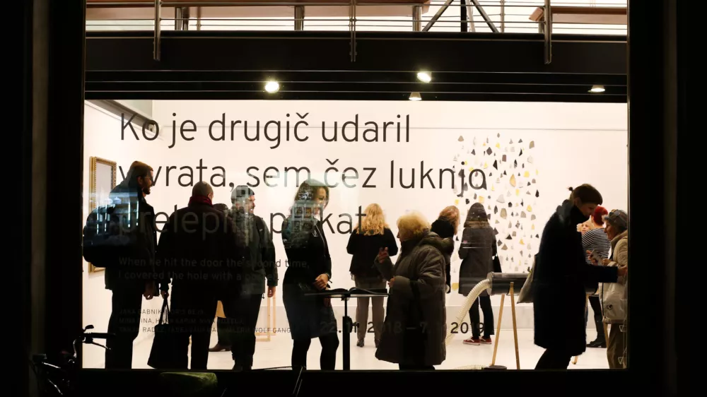 - simbolična fotografija &ndash; nasilje nad ženskami - - 22.11.2018 &ndash; Galerija Kresija - razstava "Ko je drugič udaril v vrata, sem čez luknjo prelepila plakat.", ki je nastala v sodelovanju z Dru&scaron;tvom SOS telefon, //FOTO: Bojan Velikonja / Foto: Bojan Velikonja