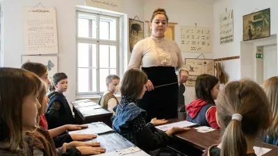 Prikaz učne ure lepopisa v &Scaron;olskem muzeju Slovenije. / Foto: &Scaron;olski Muzej Slovenije