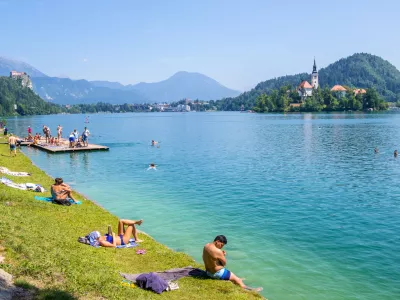 Poletje prihaja. Jezera bodo sicer &scaron;e bolj hladna, toda ozračje bo vse bolj toplo. / Foto: Istock