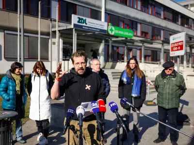 Ljubljana, pred ZD Ljubljana center.Novinarska konferenca iniciative Glas ljudstva, na kateri so spregovorili o ugotovitvah glede odtekanja osebnih zdravnikov v zasebni sektor ter predstavili nekatere sporne prakse akterjev v slovenskem zdravstvu, ki spodkopavajo temelje javnega zdravstva.Predstavnik iniciative Glas ljudstva Ja&scaron;a Jenull.