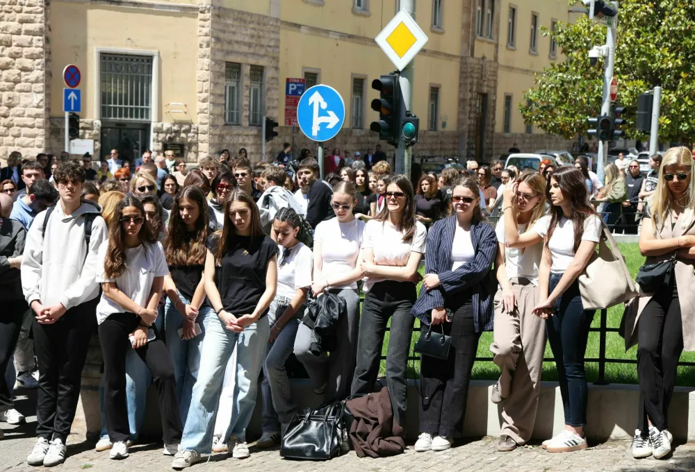 Protesti, ki so potekali pred poslopji sodi&scaron;č v &Scaron;ibeniku in Zadru ter v sredi&scaron;ču Zagreba, so se začeli opoldne z 19-minutnim molkom. 