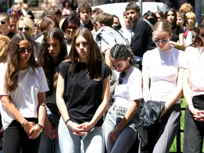 Protesti, ki so potekali pred poslopji sodi&scaron;č v &Scaron;ibeniku in Zadru ter v sredi&scaron;ču Zagreba, so se začeli opoldne z 19-minutnim molkom. 