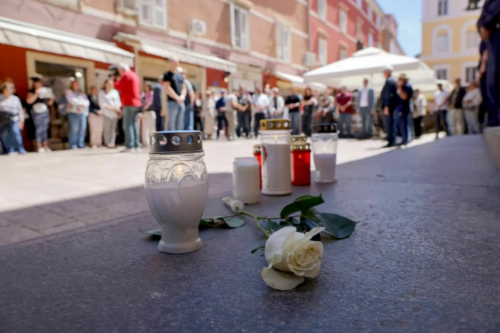 Protesti, ki so potekali pred poslopji sodi&scaron;č v &Scaron;ibeniku in Zadru ter v sredi&scaron;ču Zagreba, so se začeli opoldne z 19-minutnim molkom.