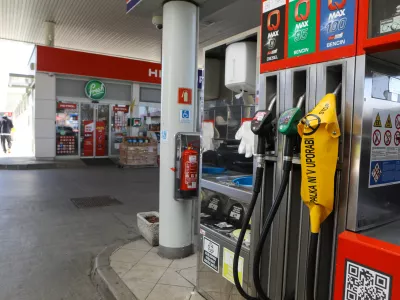V Sloveniji cene goriva gor, na Hrva&scaron;kem dol