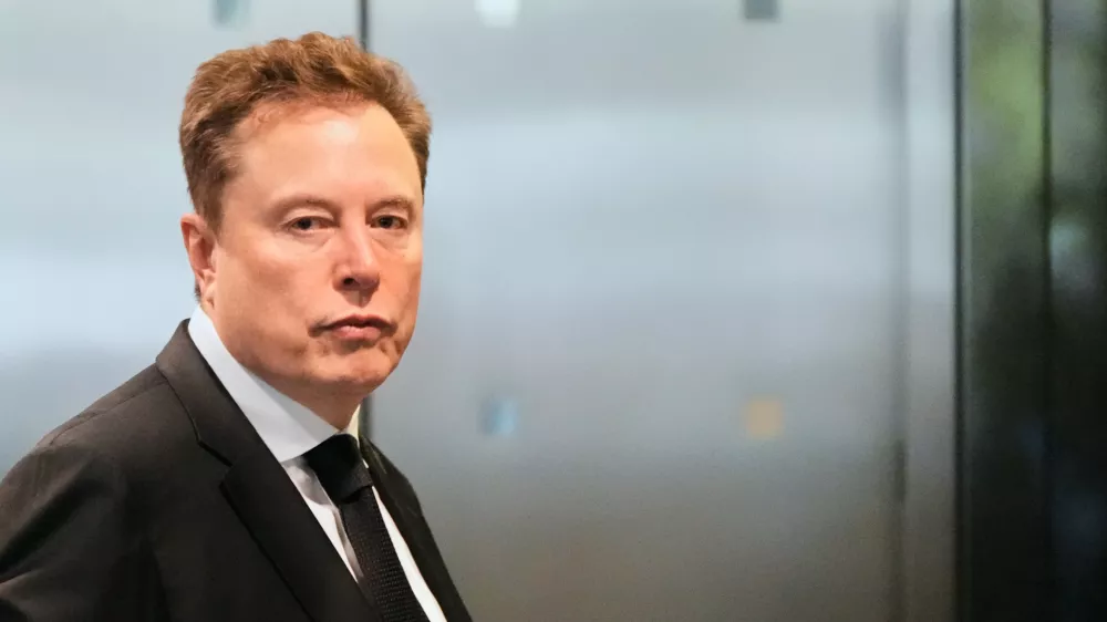Elon Musk arrives at the U.S. District Court in Oakland, Calif., Tuesday, April 28, 2026. (AP Photo/Godofredo A. V&aacute;squez)