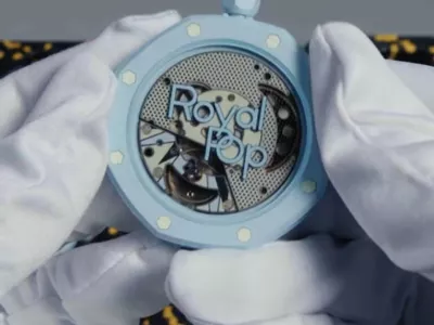 Navdihnjeno s pop artom, sodelovanje na novo interpretira žepno uro Royal Oak, ki jo je Audemars Piguet predstavil leta 1972.