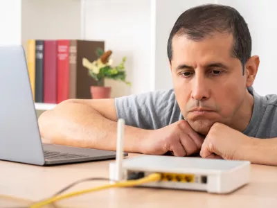 Shot of a mature businessman angry at his modem at work. / Foto: Cunaplus_m.faba Getty Images/istockphoto