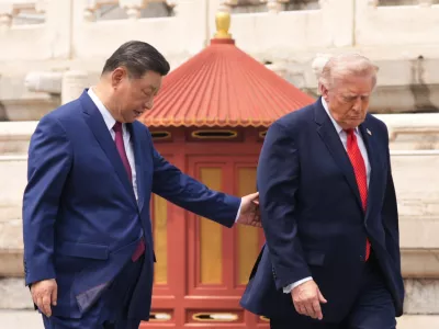 President Donald Trump, right, is assisted by Chinese President Xi Jinping at the Temple of Heaven on Thursday May 14, 2026, in Beijing. (AP Photo/Mark Schiefelbein) / Foto: Mark Schiefelbein